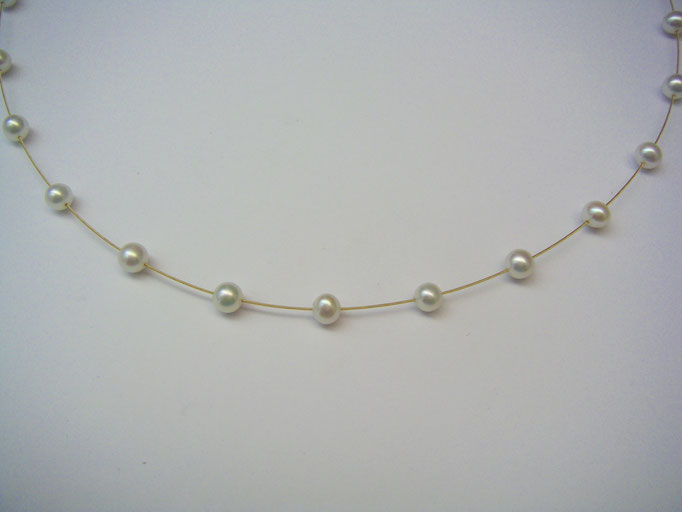 Goldplattiertes Stahlseilcollier mit weißen Süßwasserperlen