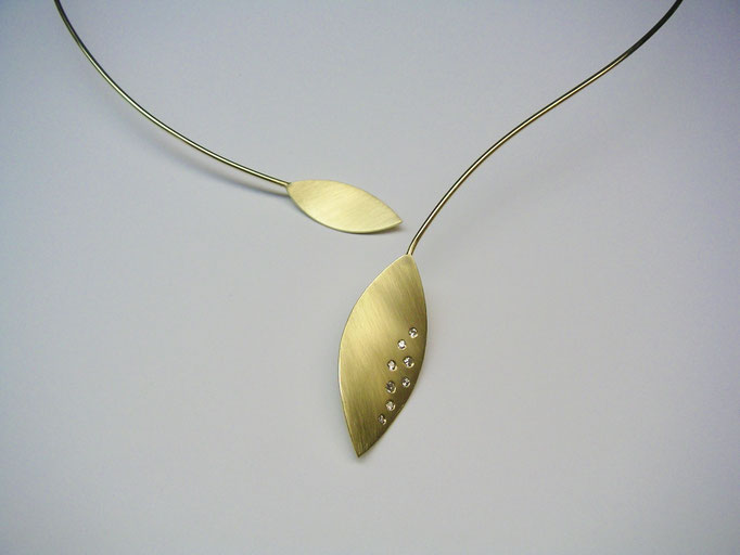 Gelbgold Collier Navetteform mit Brillant 