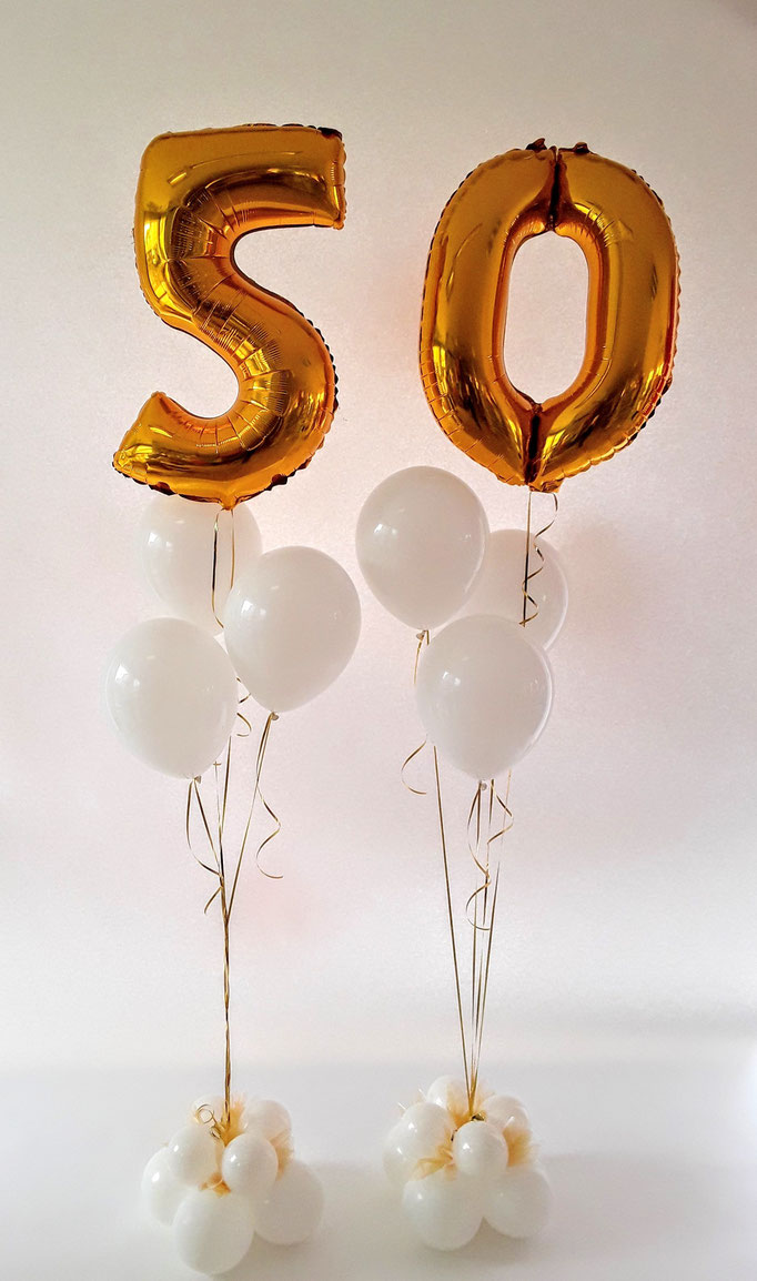 Zum 50. Geburtstag. Zahl 5+0 in gold mit weißen Latexballons als wunderschöne Raumdekoration.  