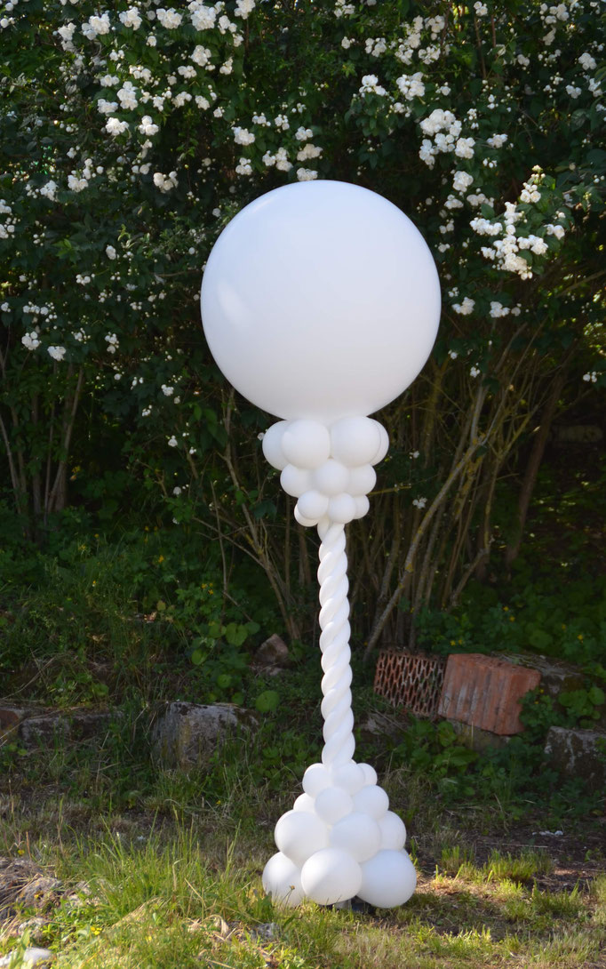 Wunderschöne Säule. Bei Dämmerung fängt der große weiße Ballon auf Wunsch an zu leuchten. 
