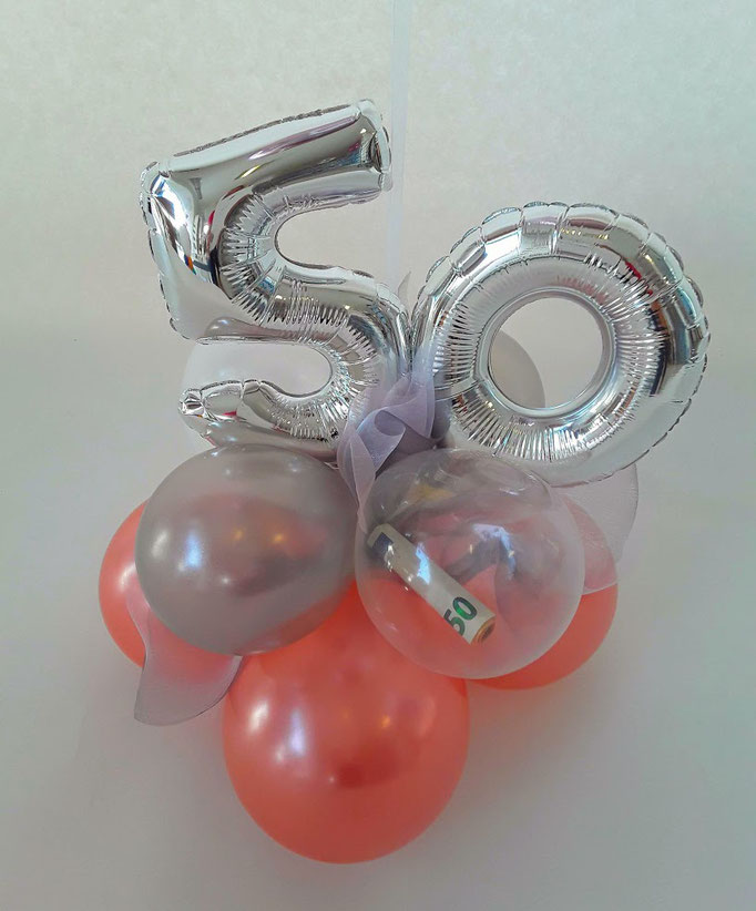 Ein Geldgeschenk zum 50. Geburtstag. Die Mini Zahlen gibt es für jedes Alter. Die Farben der Ballons sind frei wählbar.