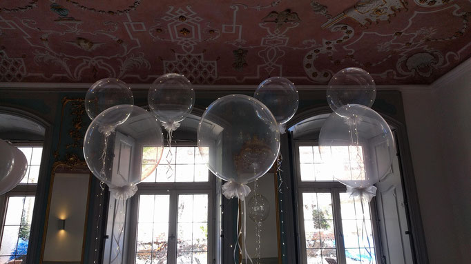 Glasklare Bubble-Ballons mit individuellen Schleifen. Als Highlight mit einer Lichterkette verziert.
