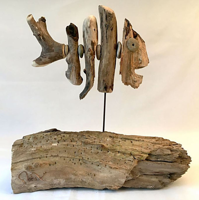 Goldfisch  30 cm x 30 cm x 20cm aus Schwemmholz und Steinen, 2017