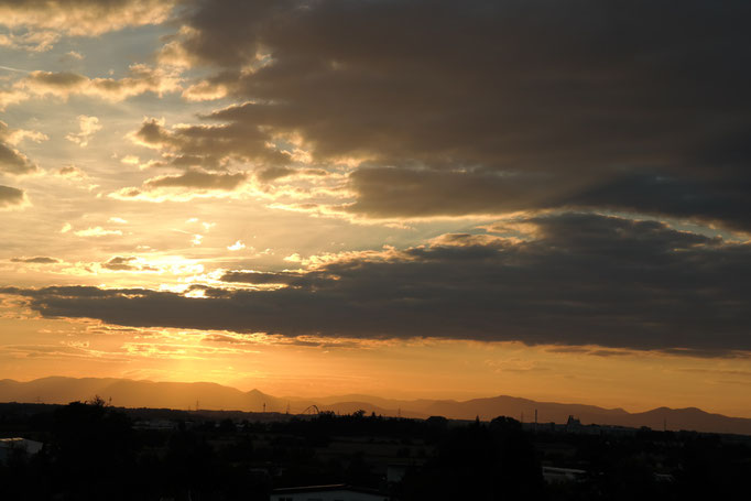 Regelmäßige Sonnenuntergänge zwischen Frühjahr und Herbst