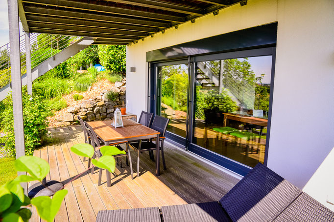 Möblierte Terrasse mit Ausblick in die Rheinebene