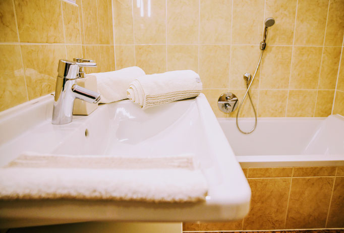 ...mit Badewanne...