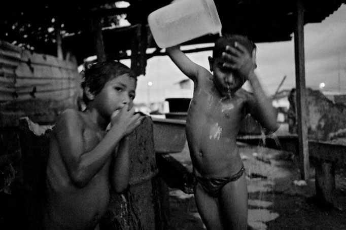 Daniele Vita - Bambini si bagnano dopo il tramonto (Cojimies, Ecuador - 2011)