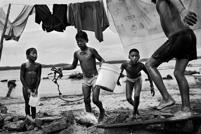 Daniele Vita - Bambini escono dall'acqua (Cojimies, Ecuador - 2011)