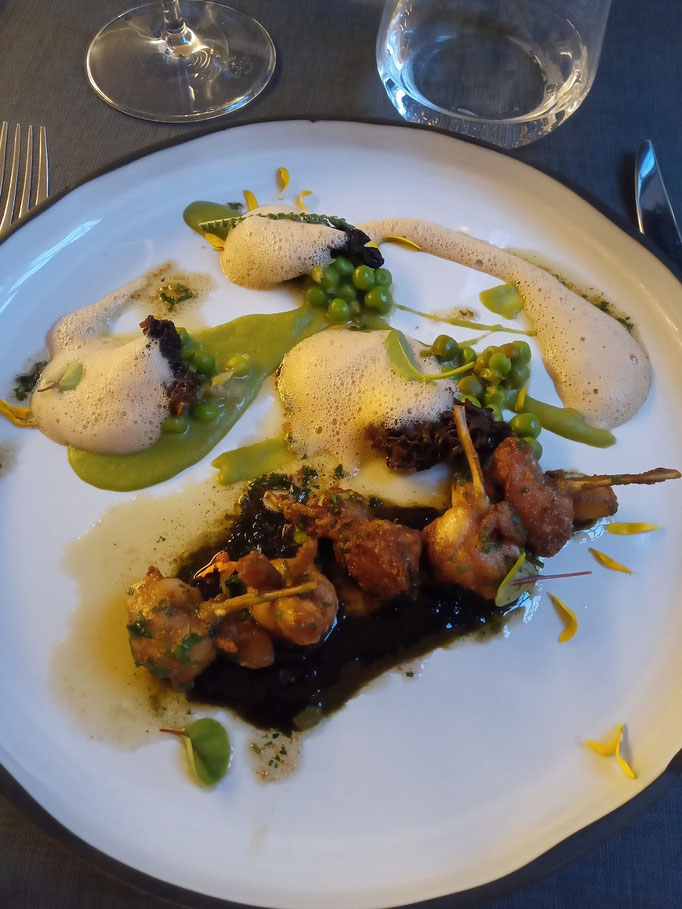 Jambonettes de grenouilles, ragoût de petits pois et morilles, pistou de plantain 