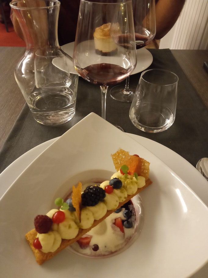 Soupe de fruits rouges des monts du Lyonnais au Beaujolais, glace à la vanille Bourbon 