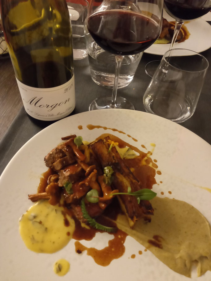Pièce de faux filet Charolais, émulsion béarnaise et folles herbes, pulpe d'aubergine et mille-feuille de pomme de terre 