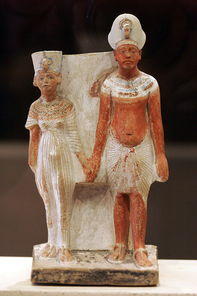 Akhenaten y Nefertiti. Louvre Museum, Paris.