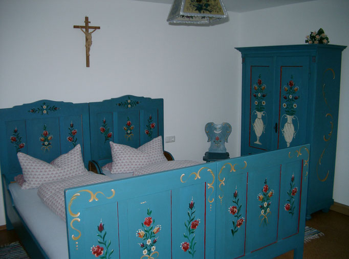 Separates Schlafzimmer mit Waschbecken, Kühlschrank und Fernseher