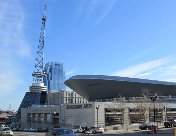 BRIDGESTONE-ARENA MIT DEM LINKS DANEBEN LIEGENDEN AUSGEFALLENEN VISITOR-CENTER