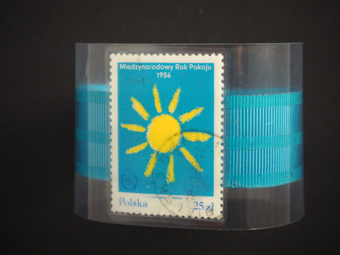 Sommersonne / Briefmarke mit gelbe Sonnenstrahlen auf blauem Grund