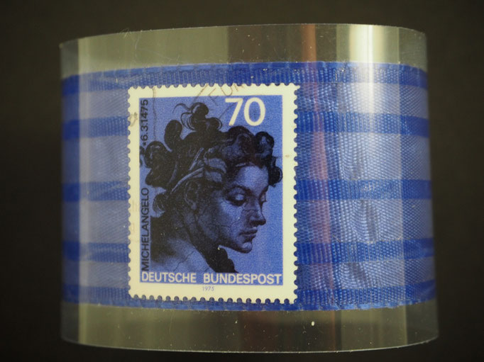 weibliche Schönheit /  Briefmarke mit Frauenkopf auf blauem Grund