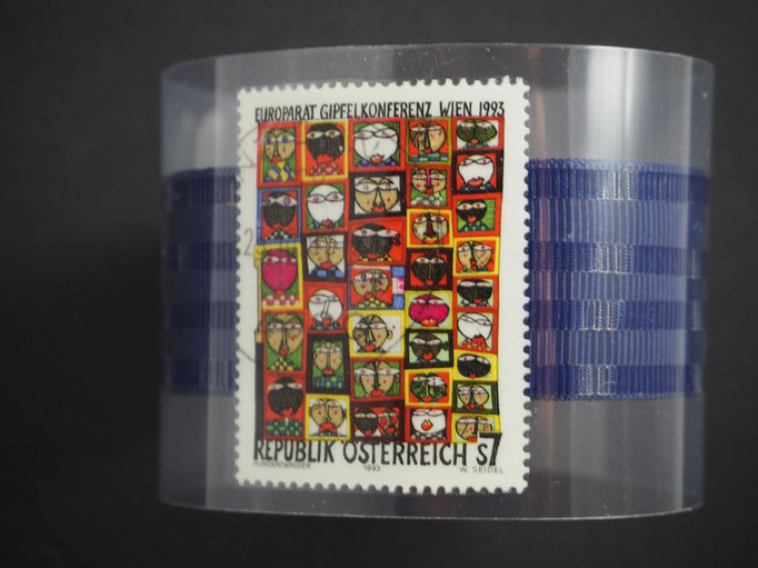 Gesamtkunstwerk / Briefmarke mit vielekleinen Hundertwasser Bildern 