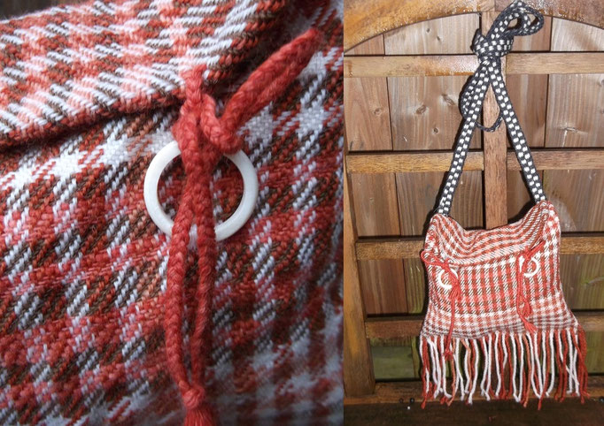 Handgewebte handgenähte Tasche aus Wolle, pflanzengefärbt mit kleinen Knochenringen als verschluss