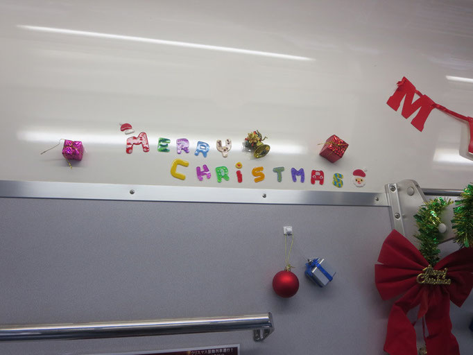 クリスマス列車の車内装飾