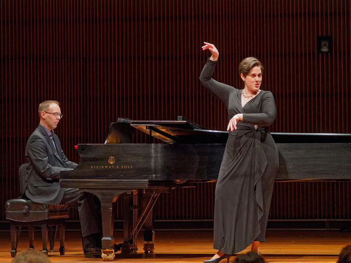 In performance with mezzo-soprano Victoria Vargas