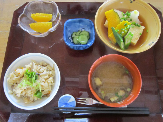 2025.10.31㊎㊰　米飯、炒り鶏、胡瓜と白菜のぬた、白菜の浅漬け、豆麩と万能ねぎのお味噌汁