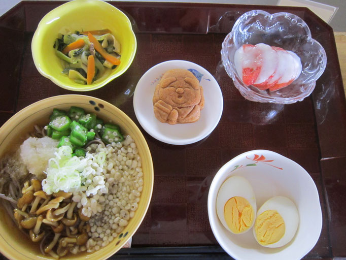 2025.08.22㊎　冷やしなめこおろしそば、煮卵、青梗菜の七味炒め、トマトサラダ、人形焼