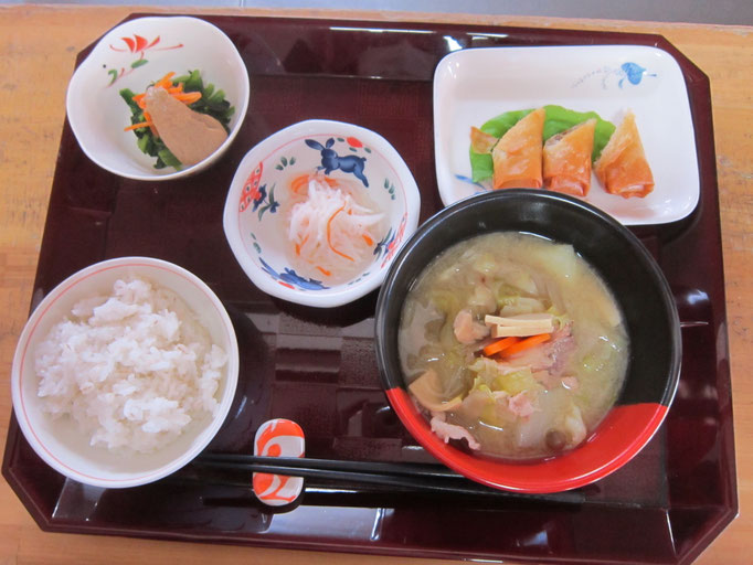 2025.11.19㊌　麦ごはん、豚汁、春巻き、紅白なます、胡麻和え
