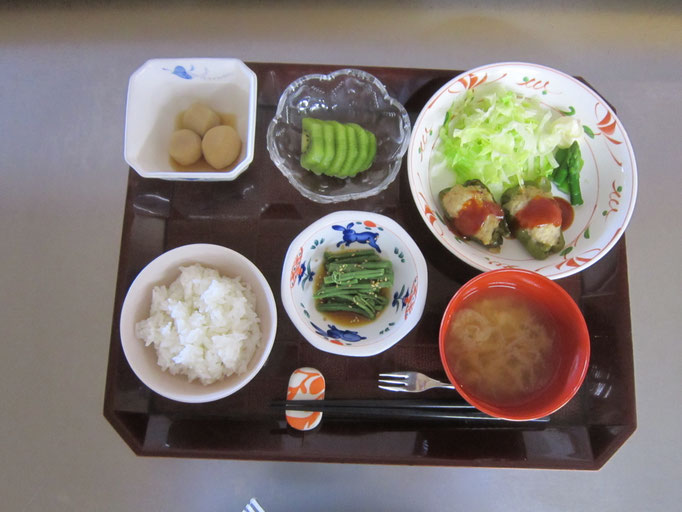2025.08.11㊊　米飯、ピーマンの肉詰め焼き、里芋の煮っころがし、わらびの辛子醤油和え、玉ねぎのお味噌汁、キウイ