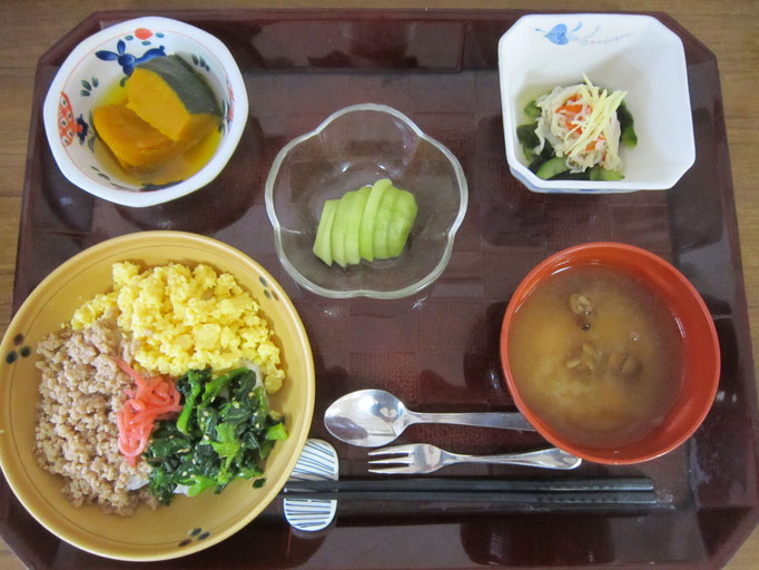 2025.11.09㊐　三色そぼろ丼、南瓜の甘煮、わかめの生姜酢和え、豆腐となめこに味噌汁、キウイフルーツ