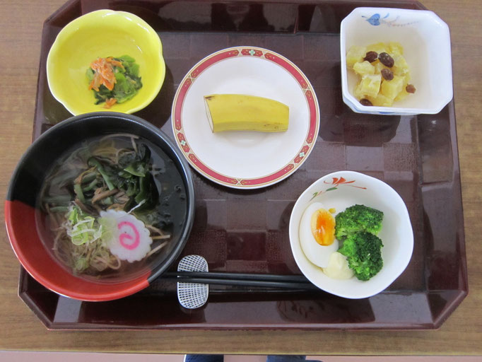 2025.10.21㊋　山菜そば、煮卵とブロッコリー、サツマイモのレーズン煮、青梗菜のツナ和え、バナナ