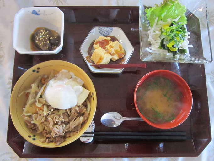 2025.11.12㊌　【フェアーメニュー】温泉卵のせ金平すき焼き丼、茄子の甘味噌掛け、大根の和風サラダ、豆腐と青しそのお味噌汁、牛乳餅