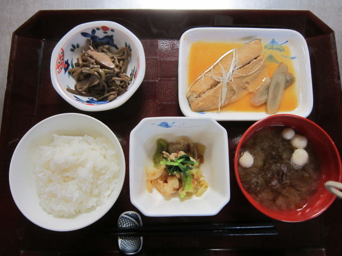 2025.10.29㊌㊰　米飯、鯖の味噌煮、ぜんまいの炒り煮、キャベツの土佐和え、ふのりと豆麩の味噌汁
