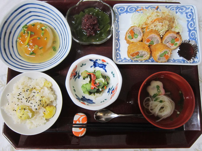 2025.10.23㊍【お誕生会】栗ごはん、豚肉のロールフライ、ふろふき大根、わかめの酢の物、そうめんの清汁、抹茶ゼリー