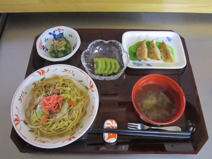 2025.11.24㊊　焼きそば、焼き餃子、オクラのなめたけ和え、中華スープ、キウイ