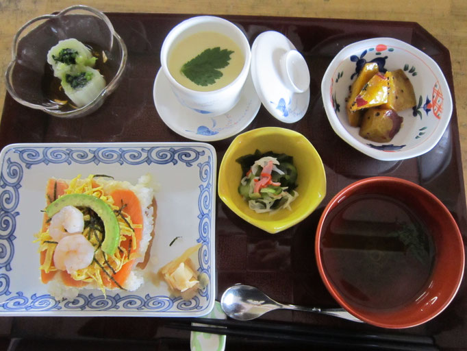 2025.11.27㊍【誕生会】海鮮押しずし、めかぶと大葉の澄し汁、白菜とほうれん草のお浸し、茶碗蒸し、酢の物、大学芋