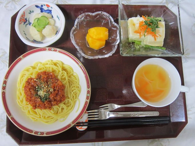2025.10.29㊌　スパゲティミートソース、ピクルス、豆腐サラダ、玉ねぎと人参のスープ、柿
