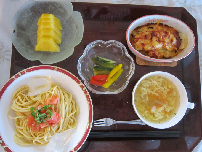 2025.08.29㊎【誕生会】トマト冷製パスタ、ズッキーニのチーズ焼き、カラフルマリネ、コーンと卵のスープ、パイナップル