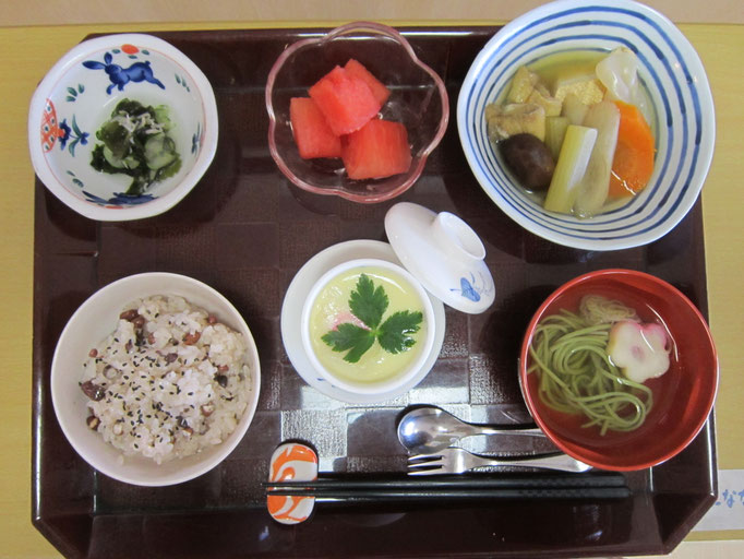 2025.08.13㊌【迎え盆】赤飯、お煮しめ、茶碗蒸し、胡瓜とわかめの酢の物、茶そばの澄し汁、スイカ