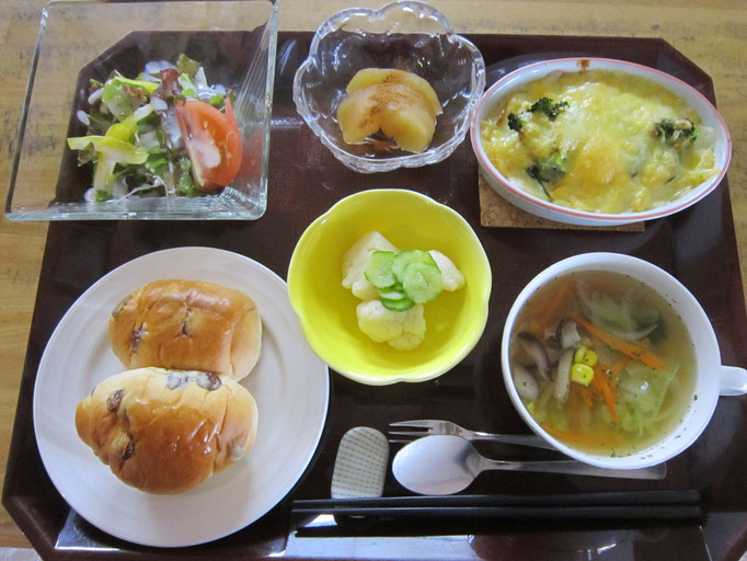 2025.11.18㊋【洋食メニュー】パン、マカロニグラタン、野菜サラダ、カリフラワーのマリネ、野菜たっぷりスープ、リンゴのコンポート