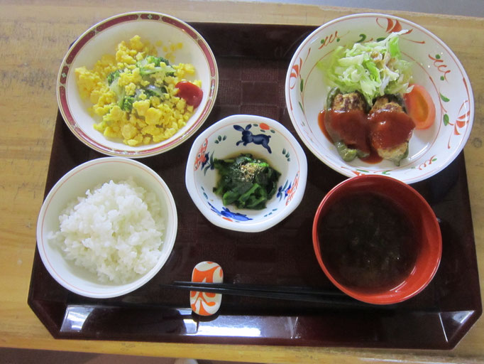 2025.10.26㊍　米飯、ピーマンの肉詰め、ブロッコリーと卵の炒め物、菜の花の辛子和え、ふのりと万能ねぎのお味噌汁