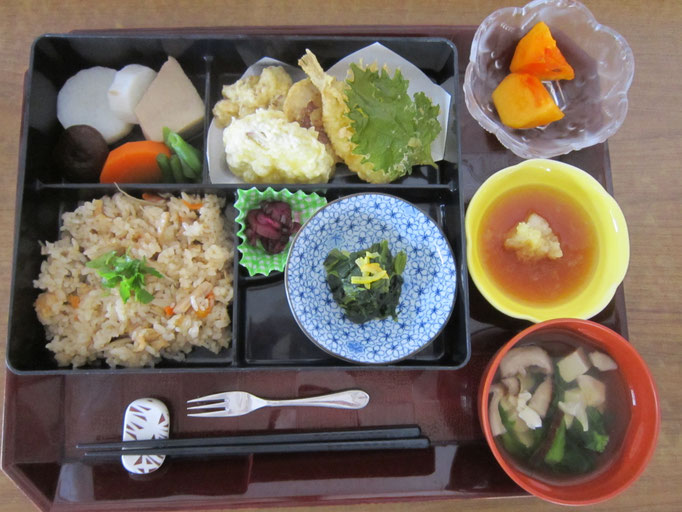 2025.10.14㊋【秋御膳】きのこご飯、天ぷら、含め煮、ほうれん草の柚子香和え、絹豆腐と小松菜の澄し汁、柿