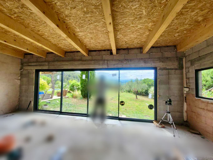 Baie vitrée coulissante : en aluminium Juin 2024 sur mesure de chez Altiva Pro Menuisier à St Zakarie 83640