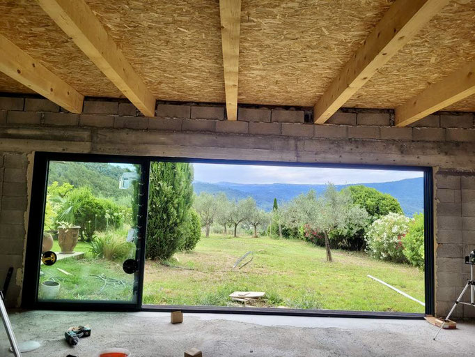 Baie vitrée coulissante : en aluminium Juin 2024 sur mesure de chez Altiva Pro Menuisier à St Zakarie 83640
