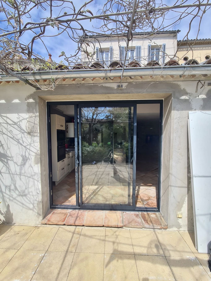 Baie vitrée coulissante : en aluminium Avril 2025 sur mesure de chez Altiva Pro Menuisier à Toulon 83000