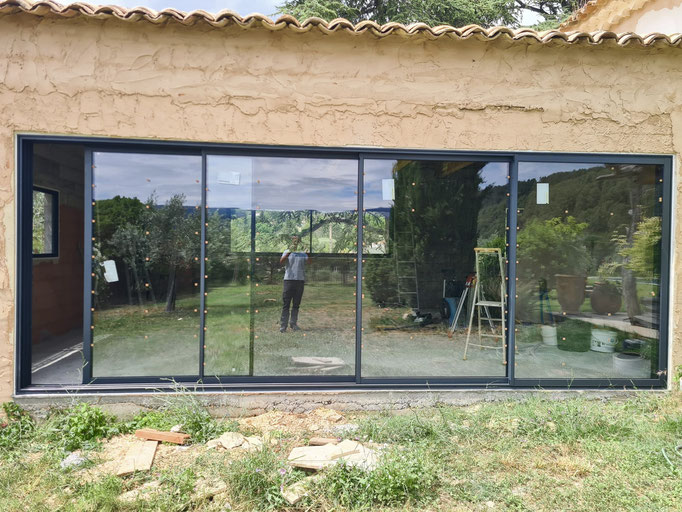 Baie vitrée coulissante : en aluminium Juin 2024 sur mesure de chez Altiva Pro Menuisier à St Zakarie 83640