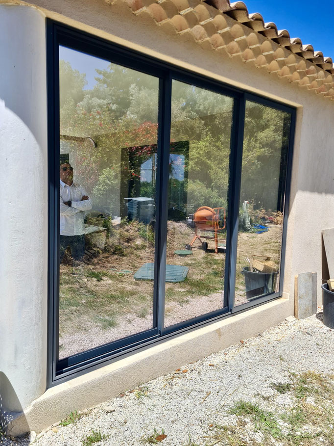 Baie vitrée coulissante : en aluminium Mai 2024 sur mesure de chez Altiva Pro Menuisier à Ollioules 