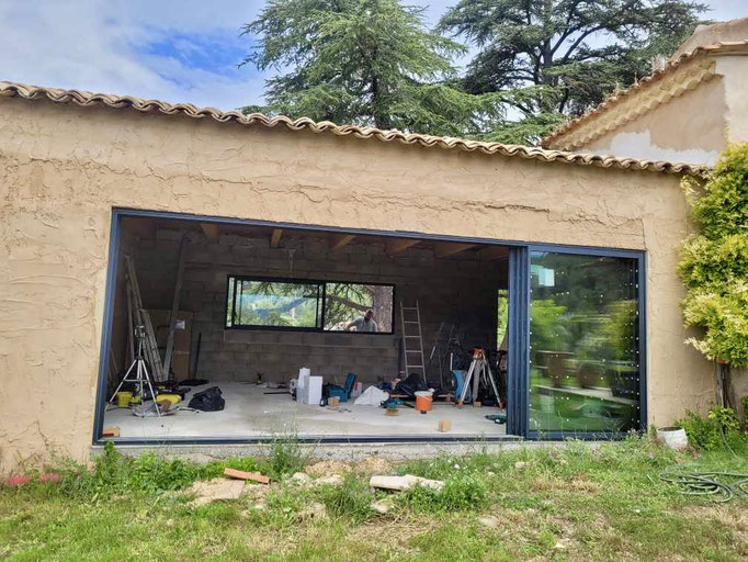 Baie vitrée coulissante : en aluminium Juin 2024 sur mesure de chez Altiva Pro Menuisier à St Zakarie 83640