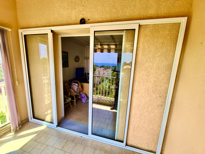 Baie vitrée coulissante : en aluminium Juin 2024 sur mesure de chez Altiva Pro Menuisier à Bandol 83150