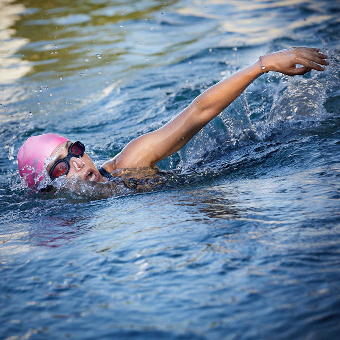 Sportfotografie, berichtet über persönliche Erfahrungen mit grundlegenden Tipps, wie sie für einen Triathlon Cycling und Schwimmen trainierte