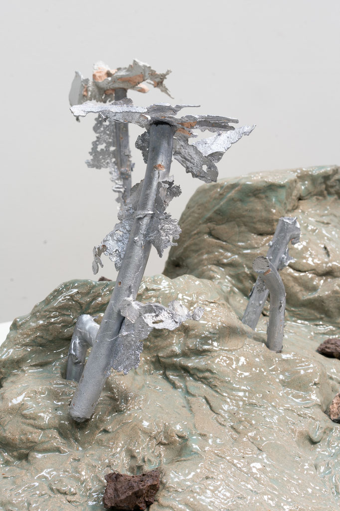 Entropic Island, 2019/2026 Keramik, Celadonglasur, Grubenton, Alugusskanäle, Stahltisch pulverbeschichtet 80 x 145,6 x 90 cm (H x B x T).  (Skulptur: 40 x 92 x 52 cm, Tisch: 40 x 145,6 x 90)  Photo Markus Karstieß, © VG Bild-Kunst, Bonn 2026
